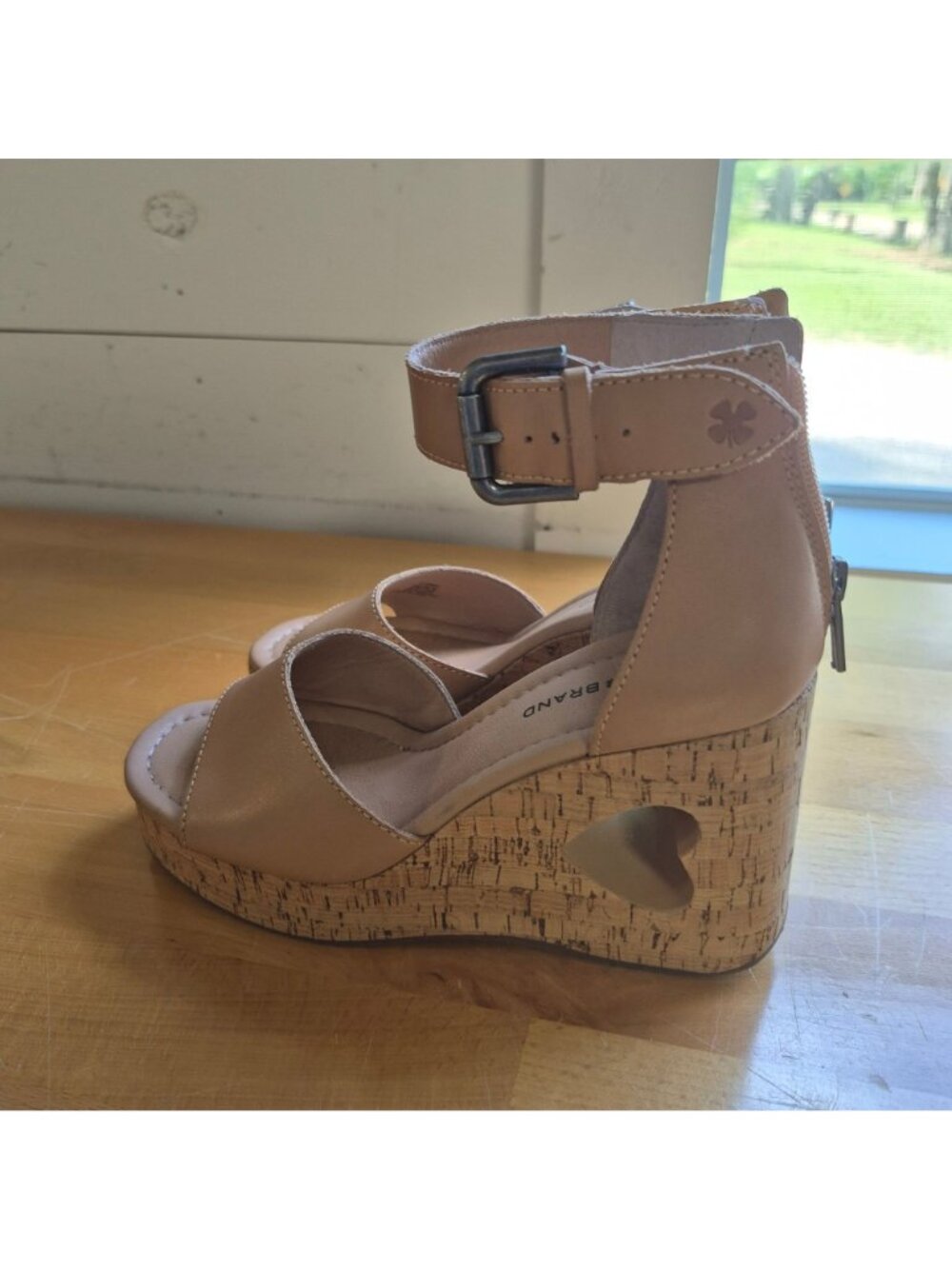 Lucky Brand Tan Wedge Sandals With Cork Heel & Ankle Strap Buckle Closure Size 6 - Picture 4 of 9
